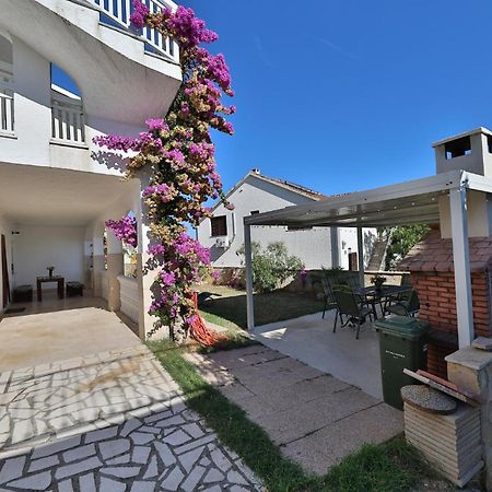 2 Bedroom Cozy Apartment In Marina Exterior foto